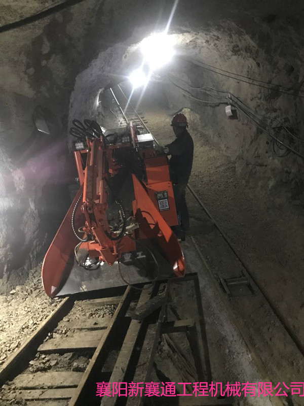 扒渣機下井 扒渣機巷道工作.jpg
